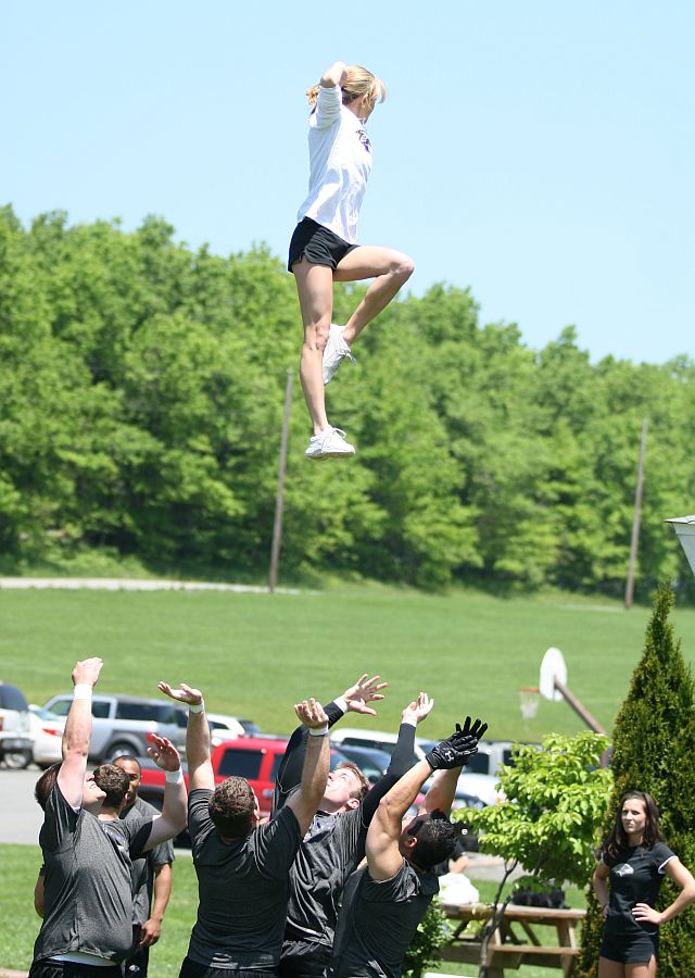 Baltimore Ravens Cheerleaders - Working together makes stunts that