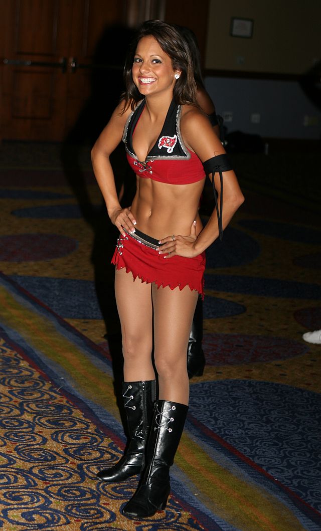 photo Emily Compagno Oakland Raiders 2009 page 41 ultimate cheerleaders.