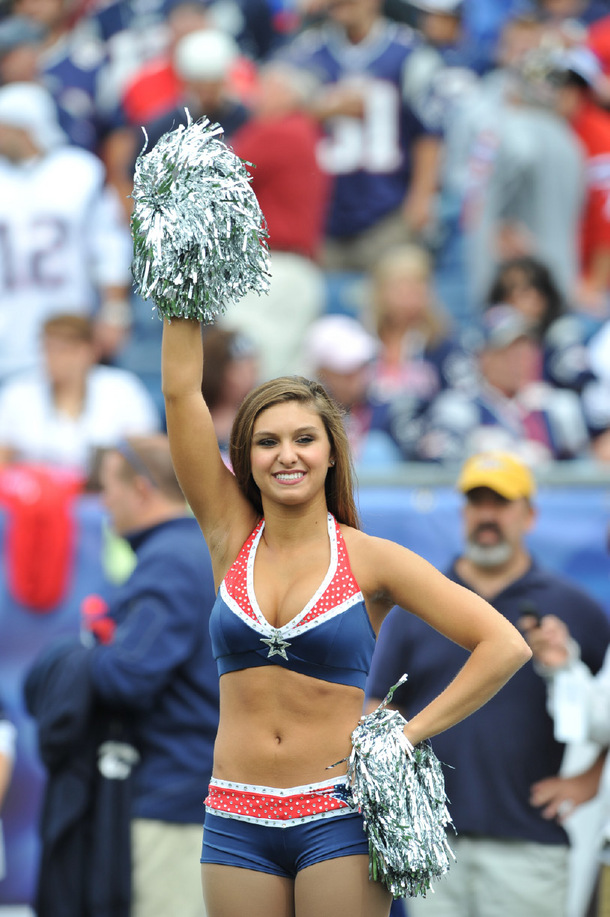 Cheerleader for Patriots gives it her all at Super Bowl