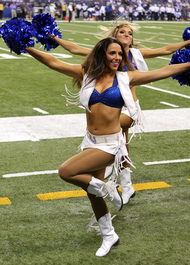 Indianapolis Colts Cheerleaders wow crowd during Cardinals game