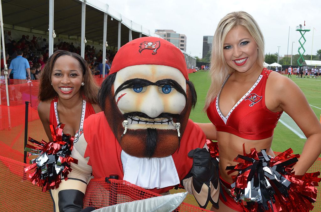 2013-14 Tampa Bay Buccaneers Cheerleaders – Ultimate Cheerleaders