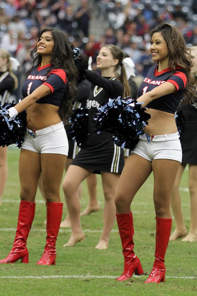 \ud83d\udcf8 | Houston Texans Cheerleaders Alumni featured during halftime