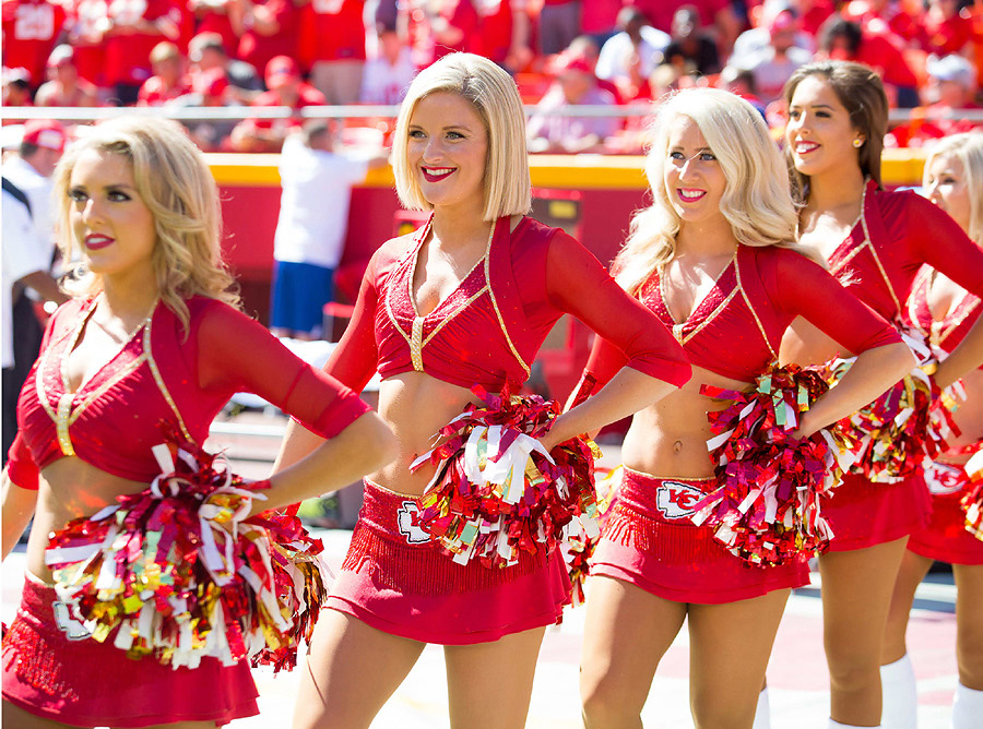 A Kansas City Chiefs cheerleader before an NFL preseason game between   Kansas city chiefs cheerleaders, Kansas city chiefs, Women leggings outfits