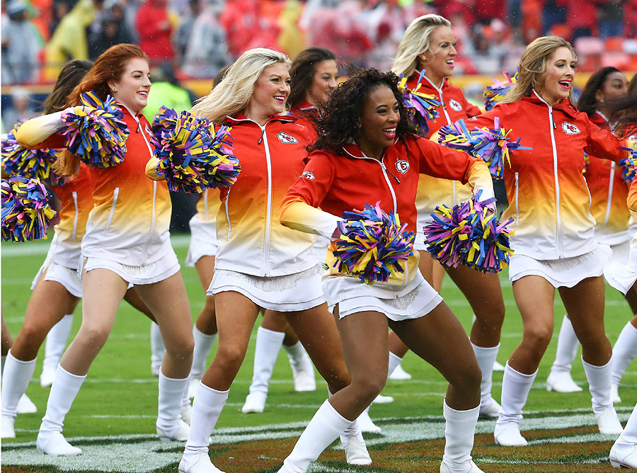 A Kansas City Chiefs cheerleader before an NFL preseason game between  Kansas  city chiefs cheerleaders, Kansas city chiefs, Women leggings outfits