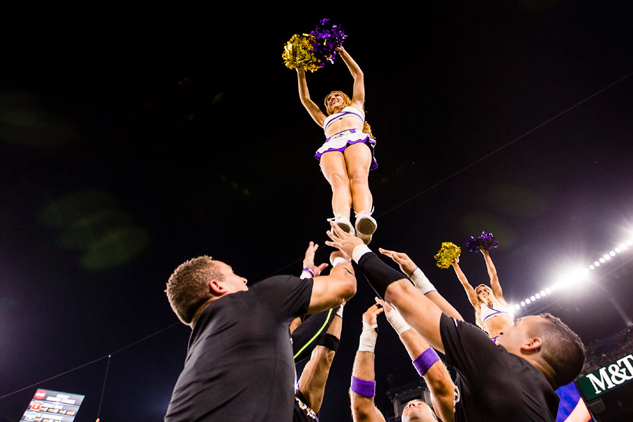 Baltimore Ravens Cheerleaders - Working together makes stunts that